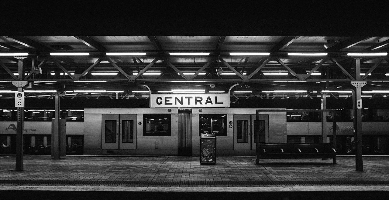 På stationen