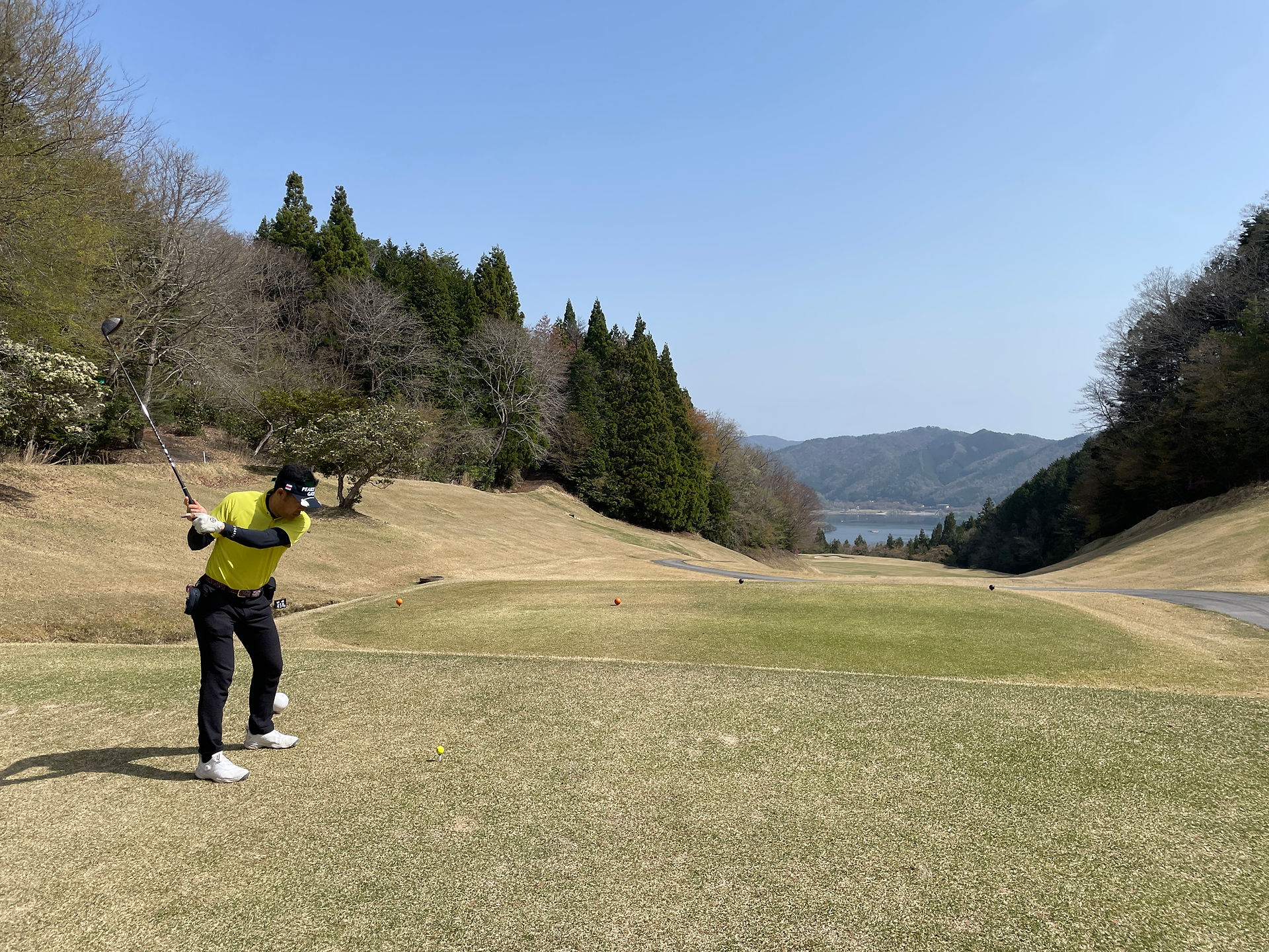 ゴルフコンペでの社長のティーショット