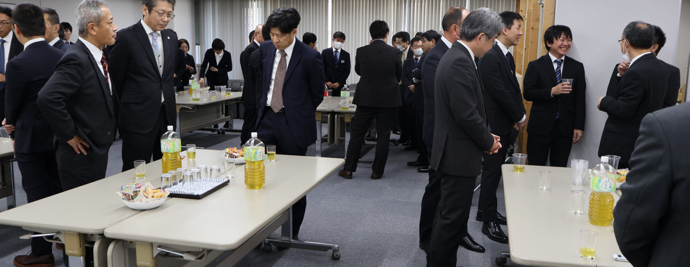 新年互例会後の社員の交流