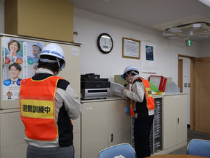 BCPの一環として避難訓練をする株式会社栗本の社員