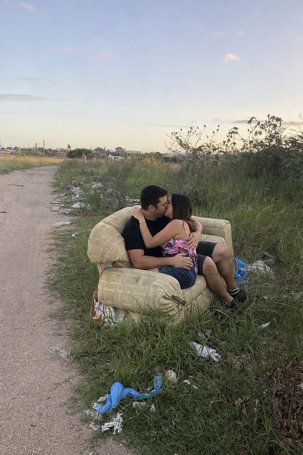 Moradores da Rua João Ferreira denunciam o descarte irregular de entulhos ao longo da via, nas proximidades do Parque do Sindicato Rural e em uma área que anteriormente pertencia à extinta Guaíba Arroz, que aparentemente agora mudou de ramo e virou “Depósito & Motel a Céu Aberto Ltda.”