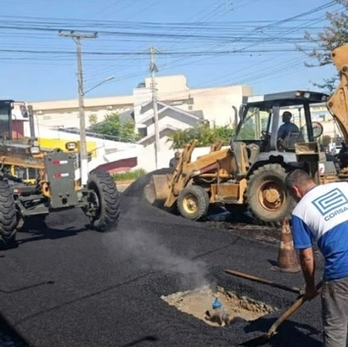 Começa a aplicação da manta asfáltica na Rua Benjamin Constant (enquanto a CORSAN prepara a britadeira)