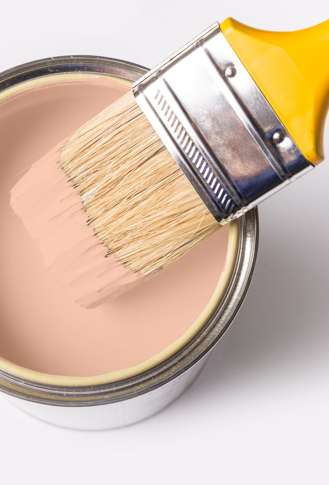 Lata de pintura y pincel