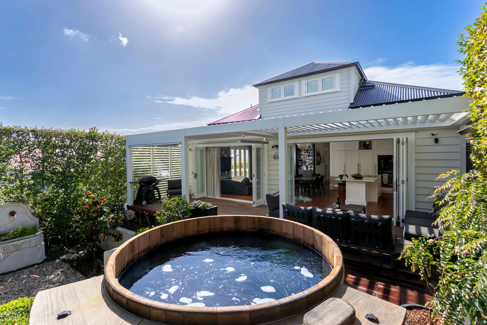 Renovated villa in Auckland including Spa and Landscaping
