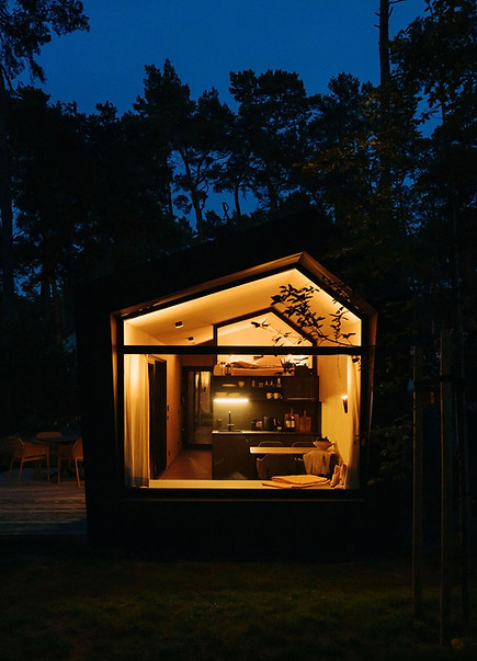 Tiny House Cabin bei Nacht in der Natur