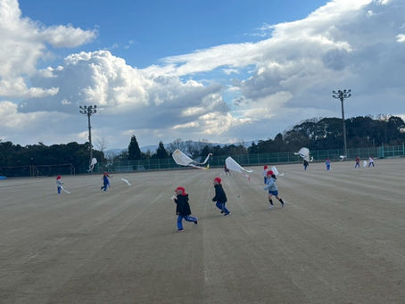 3歳、4歳児凧上げ