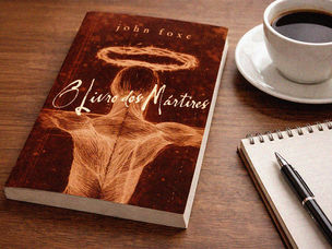 um exemplar do clássico Livro dos Mártires de John Foxe sobre a mesa