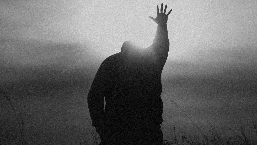 uma família partilhando o pão na mesa, para refletir a graça de Deus no simples, cotidiano e ordinário