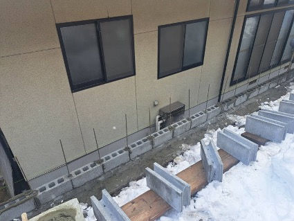 ブロック積みと側溝コンクリートと左官壁