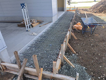 車庫前のコンクリートが着々と進行しています