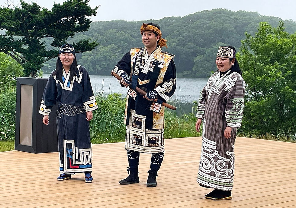 歌や踊りを間近に見て、会話して、五感でアイヌ文化を学べます