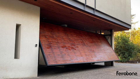 Portón de madera levadizo