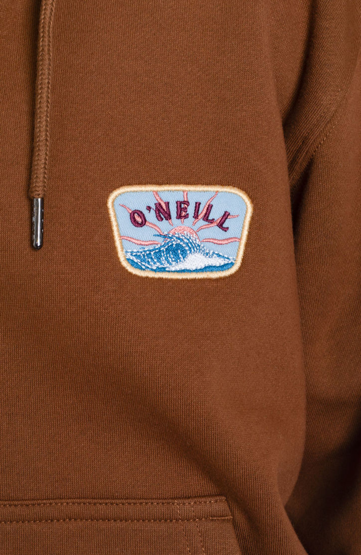 Detalle de logo bordado de marca de ropa; fotografía de branding para indumentaria de alta gama.