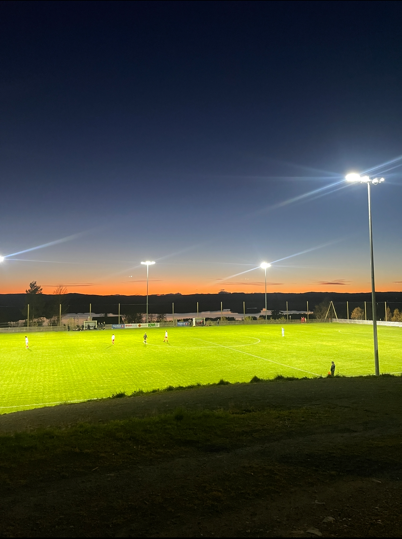 "Fotballkamp i solnedgang"