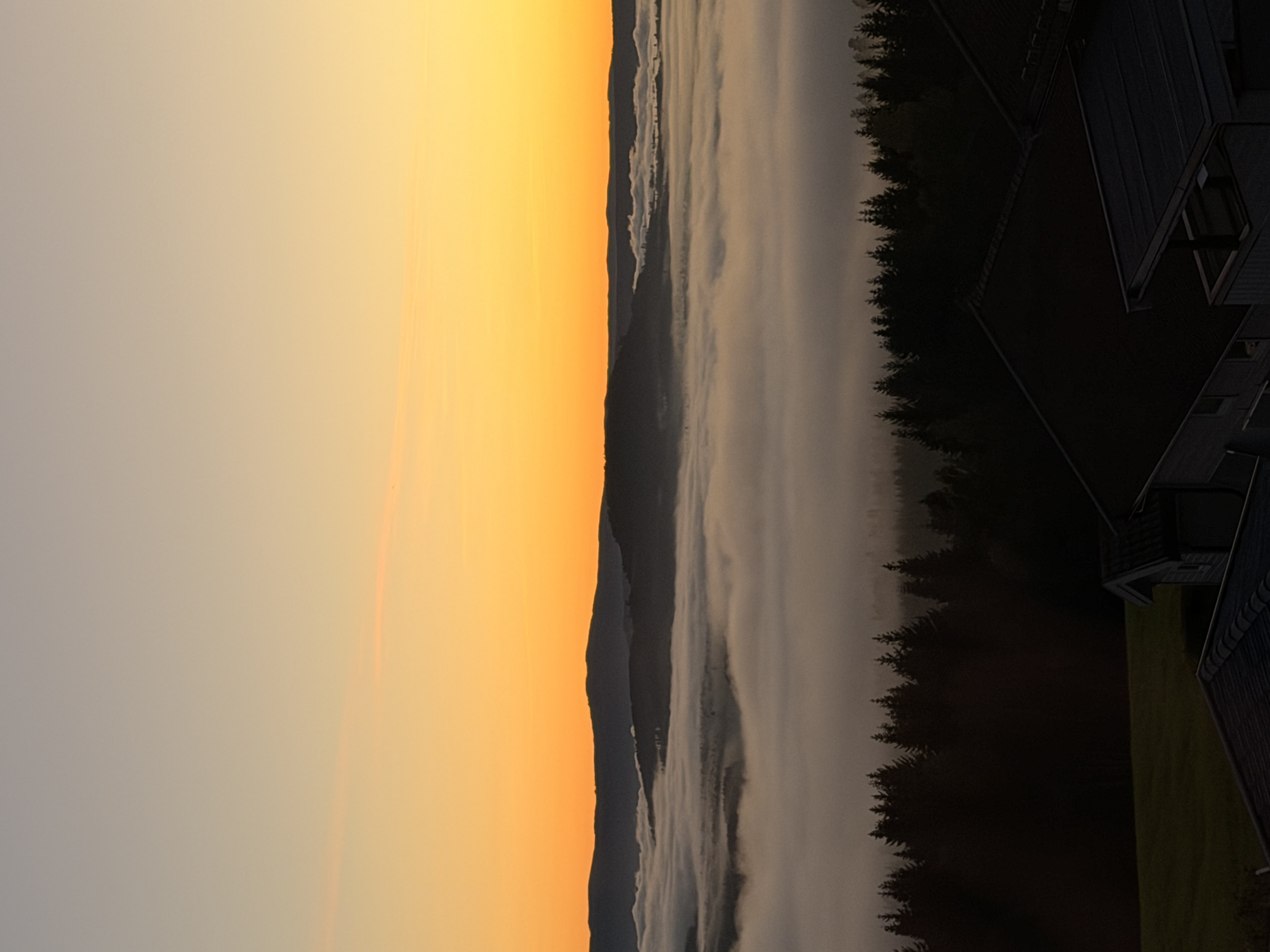 "Tatt i Åsmarka sentrum ned mot Næra. Fin solnedgang og tåka har lagt seg over Næra."