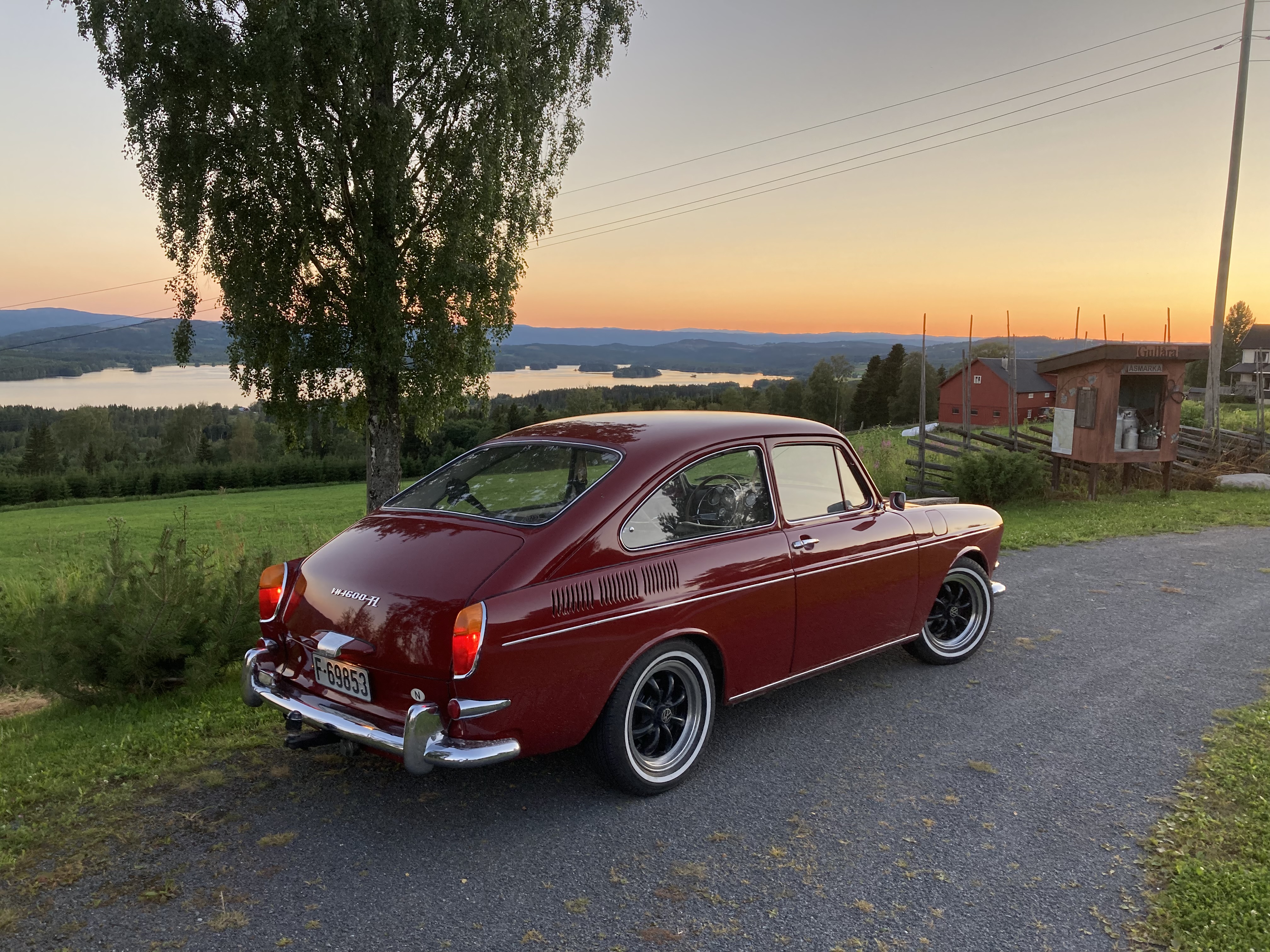 "Veteranbil med Næra i bakgrunnen"