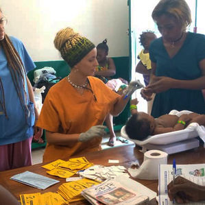 Marta y Belén dos voluntarias mimetizadas con el entorno.