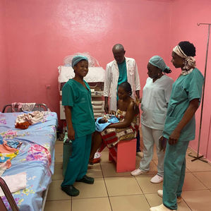 La doctora Kimata ha llegado desde París al hospital de Ebomé, como voluntaria.