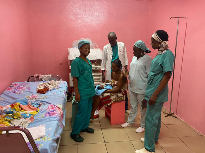 La doctora Kimata ha llegado desde París al hospital de Ebomé, como voluntaria.