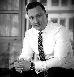 Max Enzmann Business Profilbild_edited_edited.jpg