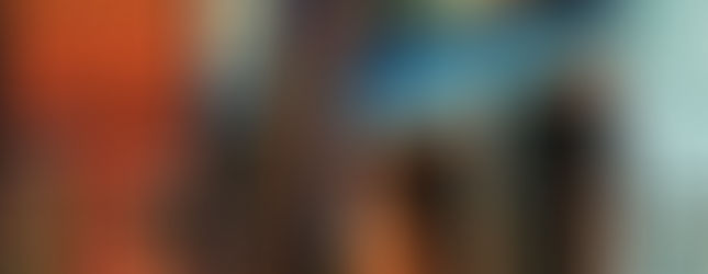 Naštěstí je tady muž na žebříku, její ideální táta Albert Einstein. Štětcem na červeno natírá sochu svatého muže. A nebo se tam nahoře modlí? Tiše způsobuje, aby to tam dole dobře dopadlo? Trochu červené barvy ukápne na zem, až to zaduní.