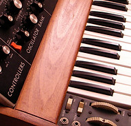 Close de um sintetizador vintage