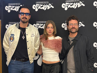 GRABANDO EN LA OFICINA - SOFIA THOMPSON