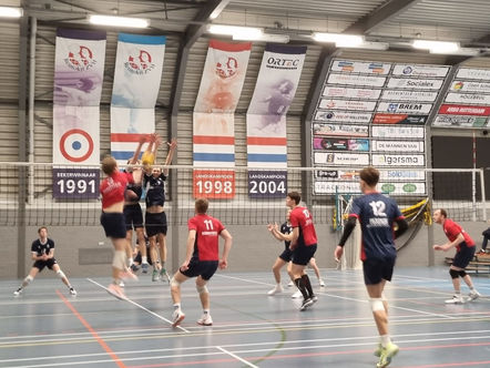 De serve en blokkering van de koploper nekt de heren van het tweede herenteam ZVH