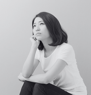 一人の女性が空を眺めて悩んでいる様子