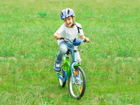 自転車に乗る少年
