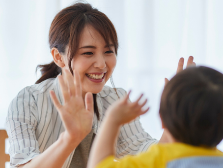 ハイタッチする親子