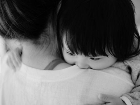 ハグする子ども