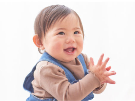 拍手をする赤ちゃん