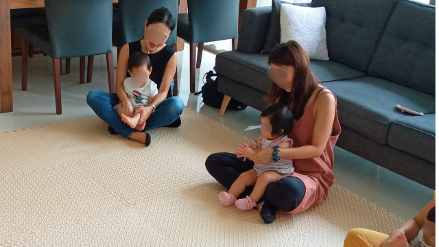 ママの胡坐に座って親子体操