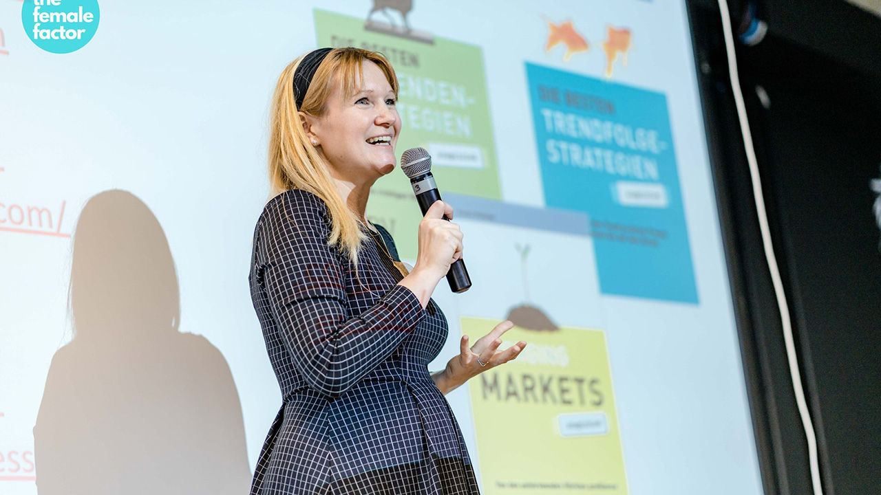 Larissa Kravitz, Founder of Investorella, explaining investing at the female factor limitless.