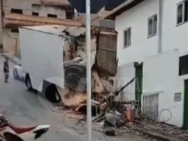 Caminhão que colidiu contra residência, em Vespasiano