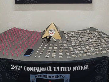 Arma e drogas apreendidas pela Polícia Militar de Minas Gerais