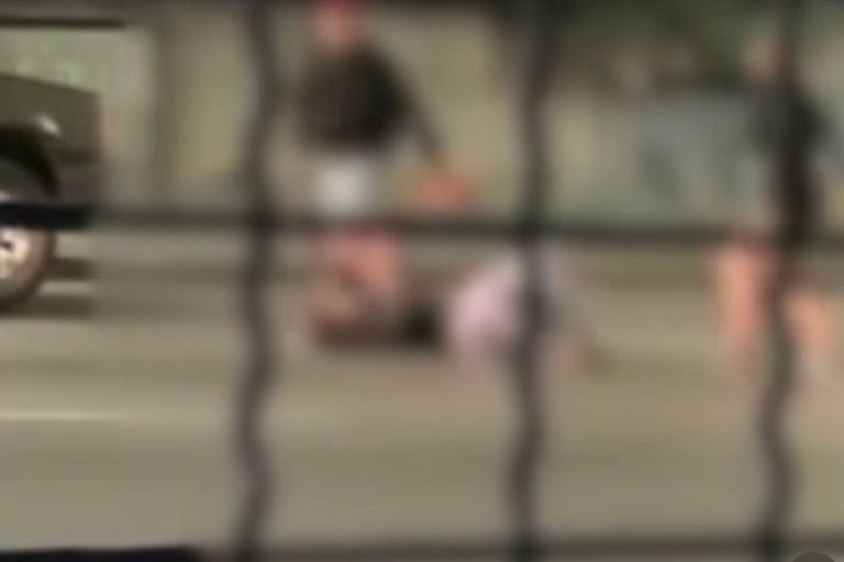 Momento da agressão em frente a um shopping na região da Pampulha.