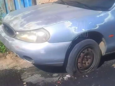 Veículo abandonado no bairro Morro Alto