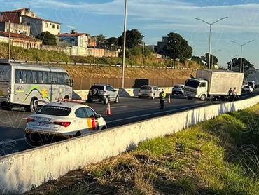 Caminhão que perdeu o controle na MG-010