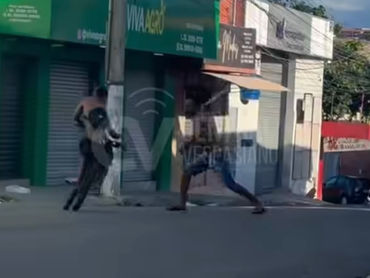 Homem atingindo bicicleta motorizada com um facão.