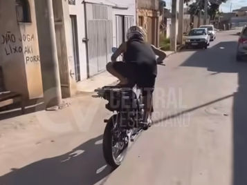Motociclista realizando manobras perigosas em via pública.