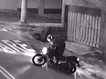 Motociclista empina moto, perde o controle e colide com portão em Santa Luzia