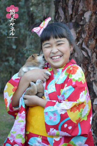 niña japonesa con cachorro shiba