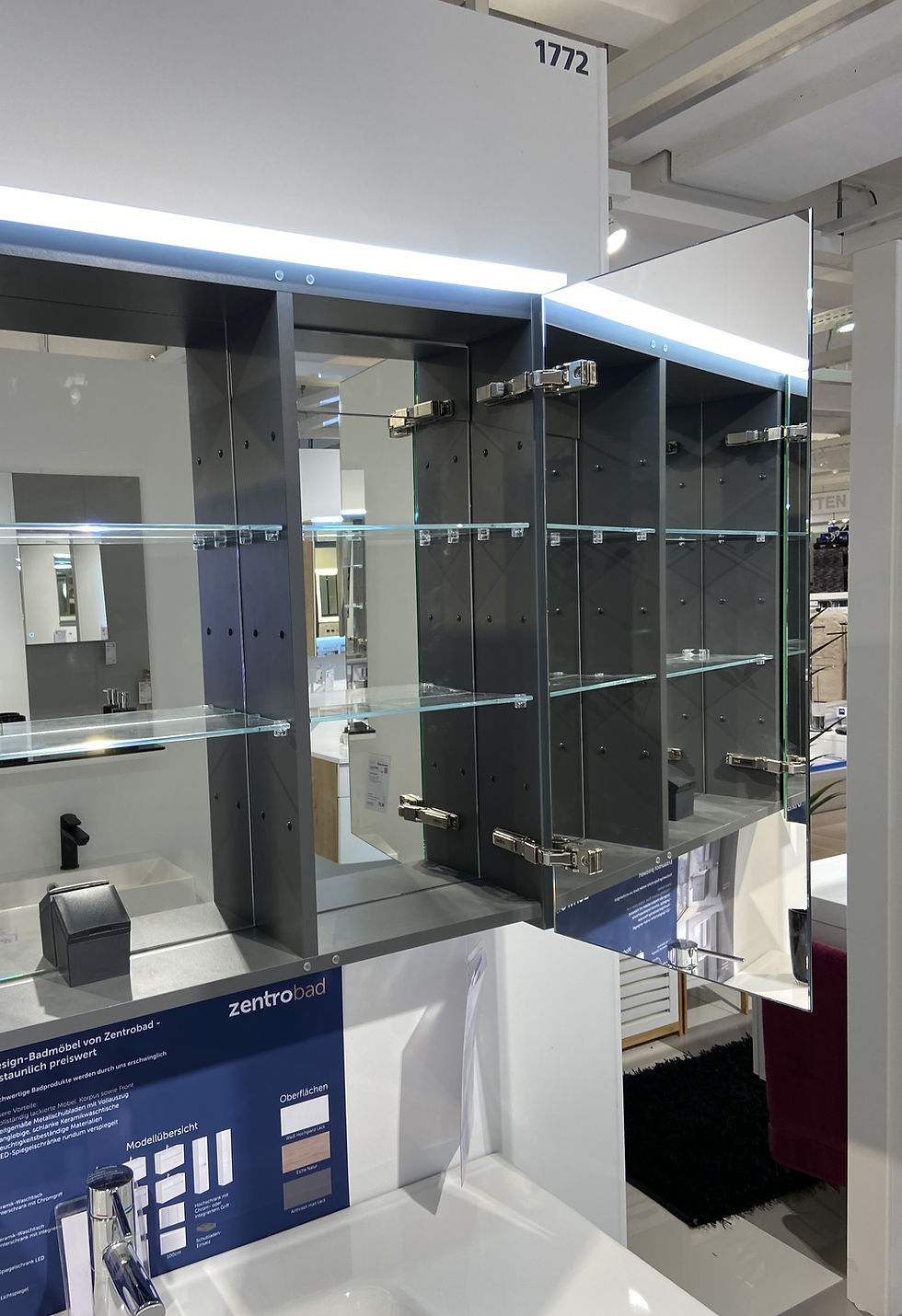 Miniaturbild: Premium Spiegelschrank 60 cm mit zwei Türen, mit Waschplatz-Beleuchtung