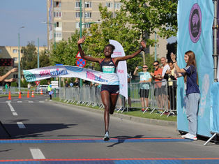 Ngetich breaks women-only world 10km record in Brasov