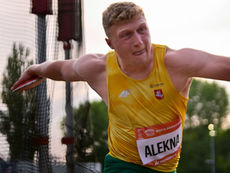 Alekna shatters discus world record with 75.56m in Ramona