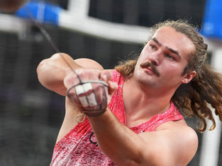 Katzberg breaks championship record to win hammer in Tokyo