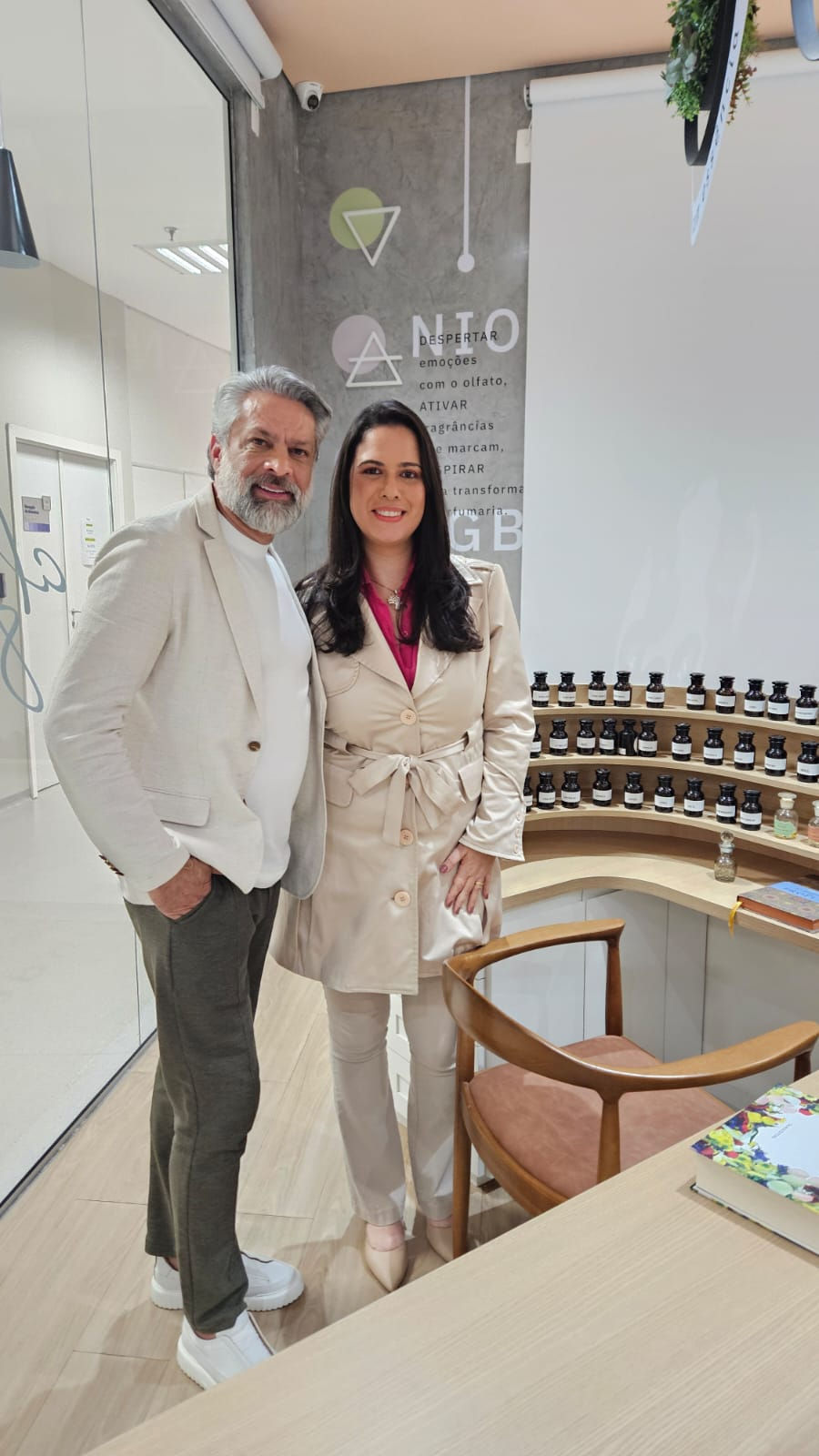 Foto: César Veiga, Perfumista do Grupo Boticário ao lado de Gisele Barros, Editora Chefe do Portal ALL SENSEZ.
