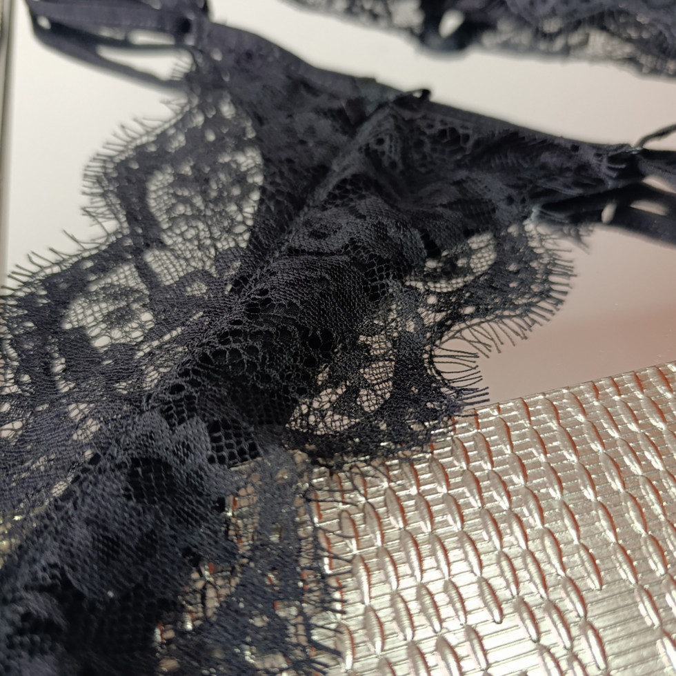 Tanga hilo de encaje con tela